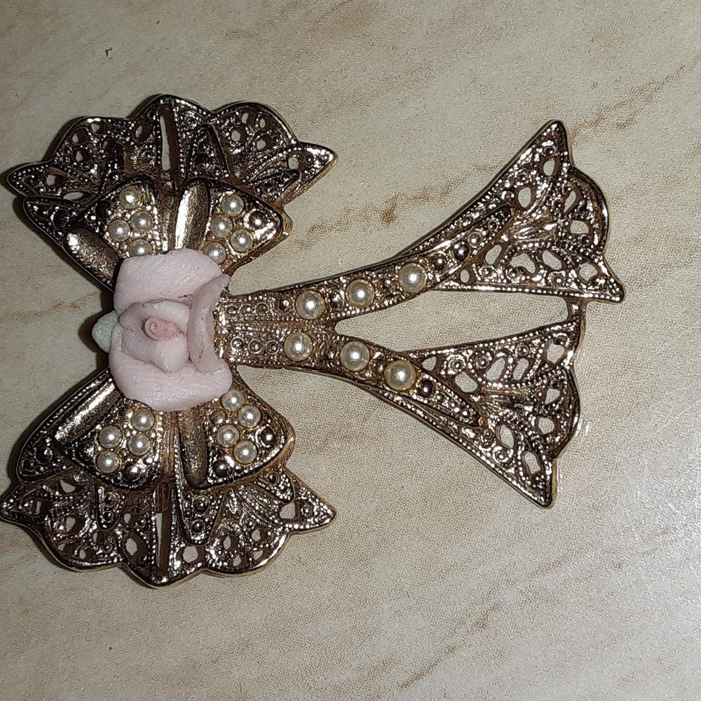 PALE PINK ROSE RIBBON PENDANT NRMINT CONDITION